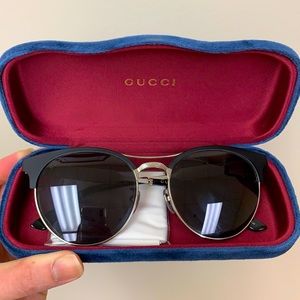 **Authentic** 🌸 EUC Gucci sunglasses!! 🕶